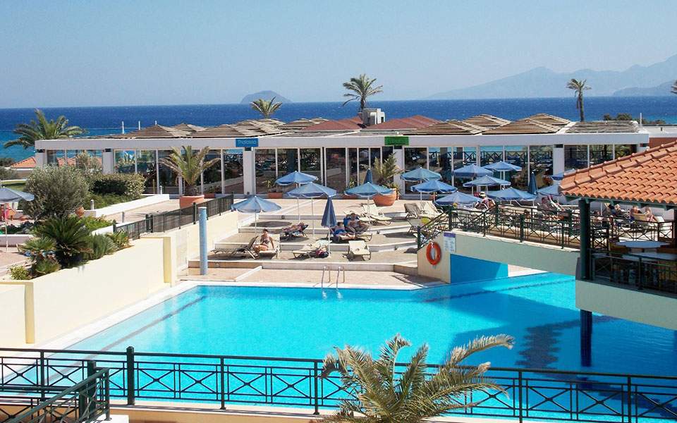 Το πρακτορείο τούς πρότεινε το πρόγραμμα all inclusive. Ολα πληρωμένα, τους είπαν. Οσο θέλετε θα τρώτε και θα πίνετε. Αυτό έκαναν για μία εβδομάδα. Χόρτασαν κάθε λογής λιχουδιές, φαγητά από διάφορες κουζίνες ευρωπαϊκών και άλλων χωρών, αλλά με ελάχιστα έω
