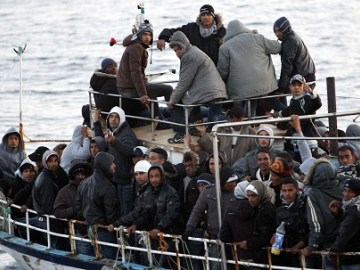 Για να συγκεντρωθούν τα απαραίτητα πιστοποιητικά, γνήσια ή πλαστά, θα απαιτηθούν μεγάλα ποσά. Που άλλα θα μπουν στον κρατικό κορβανά, αλλά τα πιο πολλά σε τσέπες παρανόμων που θα στήσουν τις σχετικές βιομηχανίες ελληνοποιήσεως.