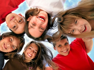 η επιστήμη έχει στραφεί με ενδιαφέρον στο παιδί: κοινωνιολογία, παιδαγωγική, παιδοψυχολογία είναι εξαιρετικά ανεπτυγμένες. Αλλά και για τα παιδιά του Τρίτου Κόσμου η διεθνής κοινή γνώμη έχει από χρόνια ευαισθητοποιηθεί