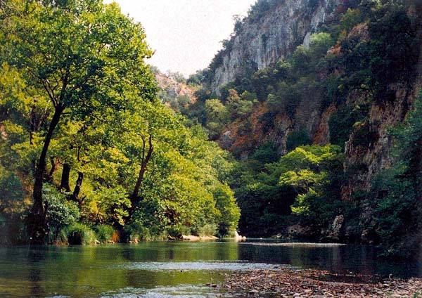 Τα στενά του ποταμού Καλαμά, στο φαράγγι που βρίσκεται στην ροή του ποταμιού, ανάμεσα στη Βροσύνα, το Πολύδροσο, την Πλακωτή και τις Πέντε Εκκλησιές.